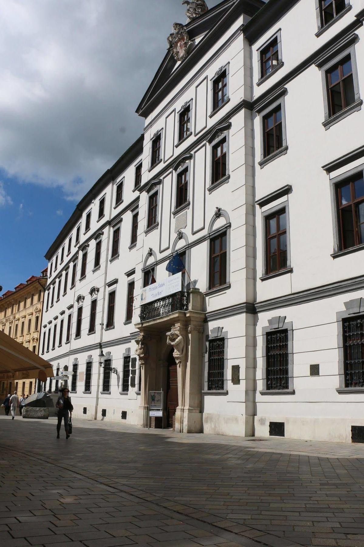 Central Apartmany Biela Street Bratislava Exterior foto